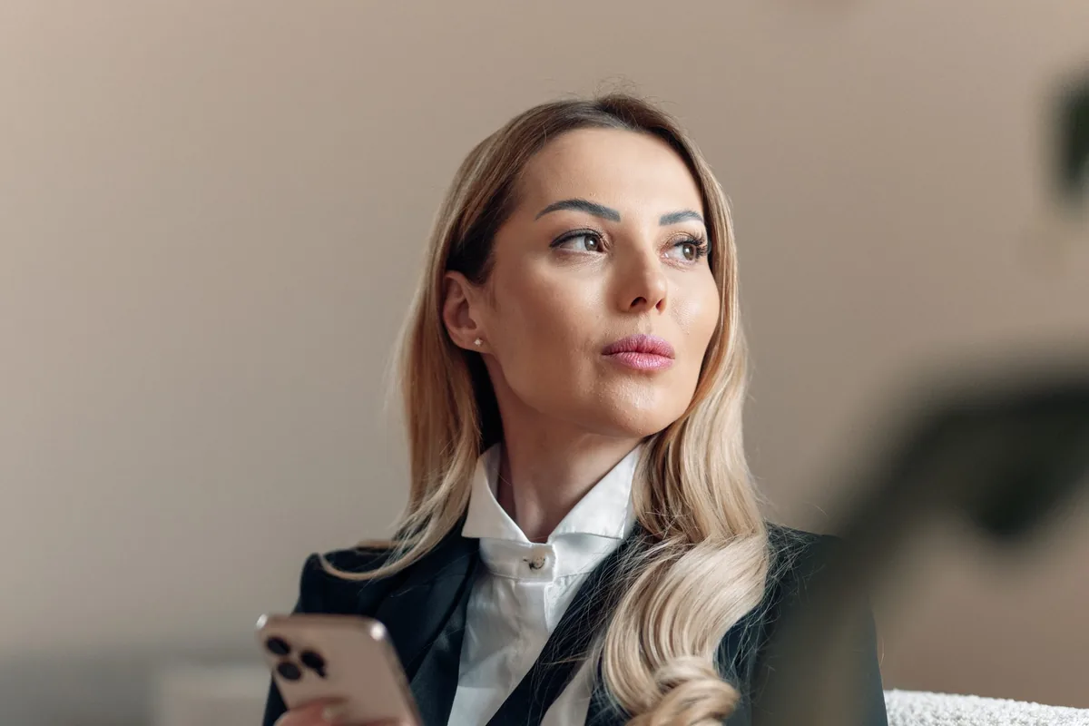 Sejla Dzanic, Ärztin in der My Beauty Clinic Nürnberg, zum Thema müder und strenger Gesichtsausdruck